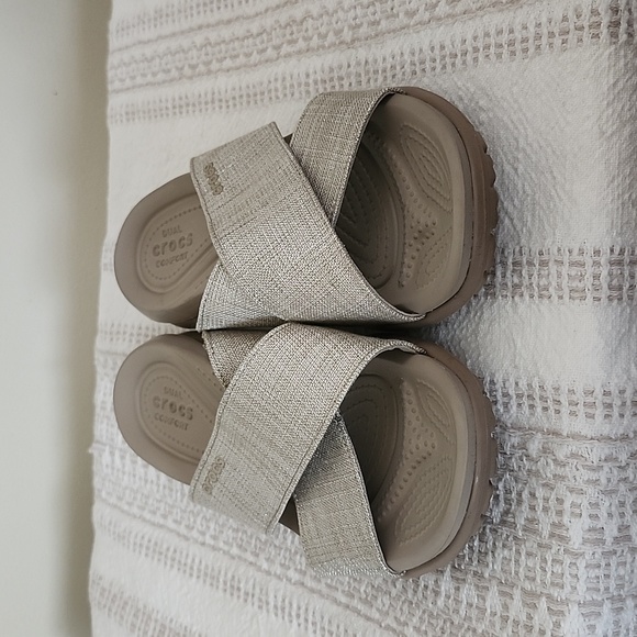 Crocs capri shimmer xband  summer sandal, slip on, neutral sandals. Women's  7 - Picture 4 of 7